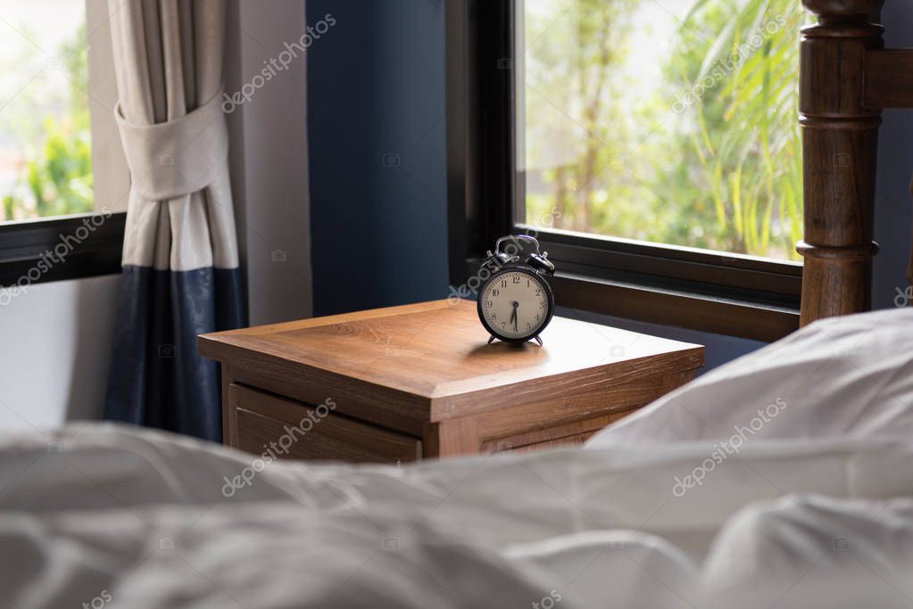 Moderne Schlafzimmer mit Wecker auf Beistelltisch — Stockfoto
