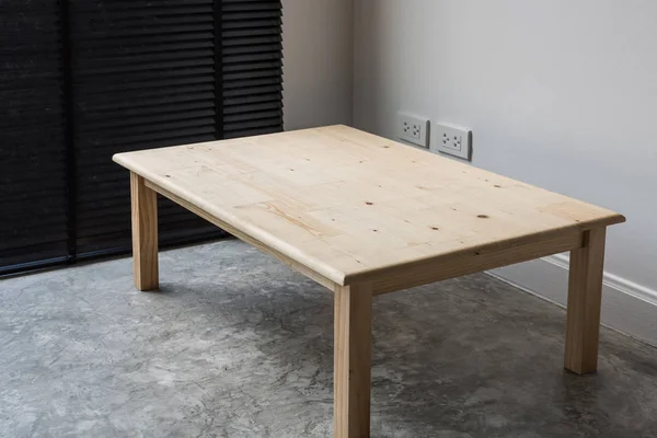 Table en bois dans une pièce moderne, espace de travail — Photo