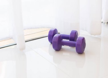 Modern oda beyaz çini katta mor bumbell