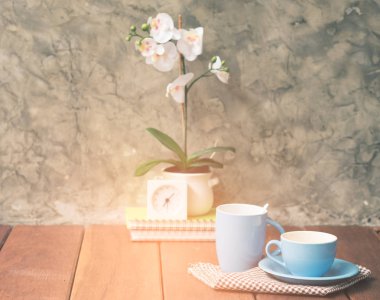 İki mavi cupsvintage, retro, ışık, turuncu ahşap tabl üzerinde kahve