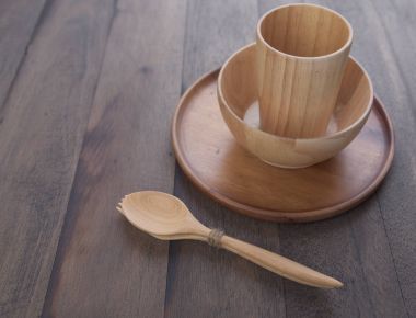 Grunge ahşap masa arka plan üzerinde ahşap mutfak gereçleri