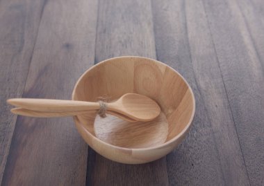 Grunge ahşap masa arka plan üzerinde ahşap mutfak gereçleri