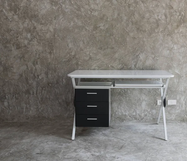 Bílá moderní pracovní stůl v podkroví styl místnosti interiéru — Stock fotografie