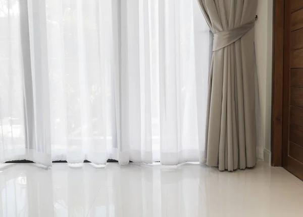 Modernes Wohnzimmer mit weichem weißen und grauen Vorhang — Stockfoto