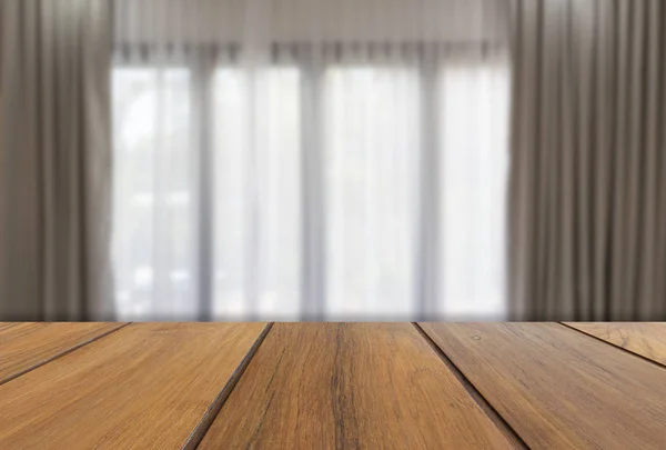 现代灰色、 白色的窗帘，在客厅里的木桌 — 图库照片