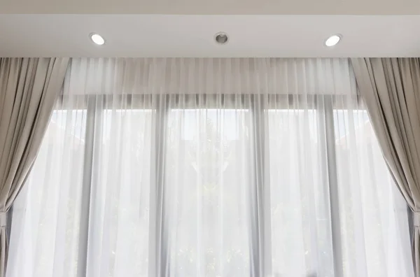 Moderní obývací pokoj s měkkou bílou a šedou oponou pozadím — Stock fotografie