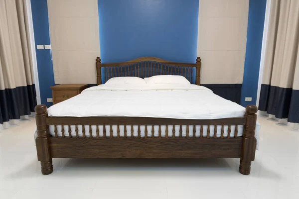 Chambre bleue moderne avec rideau gris et table latérale en bois rétro — Photo