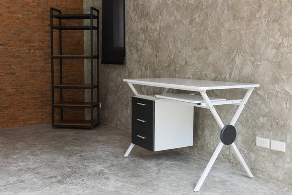 Sala de trabajo con mesa blanca moderna y estante de madera sobre grung — Foto de Stock