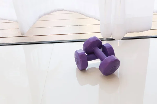 Purple bumbell on white tile floor in modern room — Stock Photo, Image