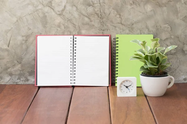 Mesa de trabajo de madera con portátil, despertador y árbol verde fresco — Foto de Stock