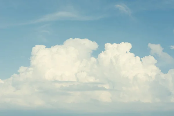 Velký bílý oblak a na pozadí modré oblohy — Stock fotografie