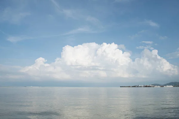 Летний морской пейзаж с зеленым островом и голубым небом — стоковое фото