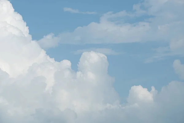 Nube blanca grande y fondo azul del cielo — Foto de Stock