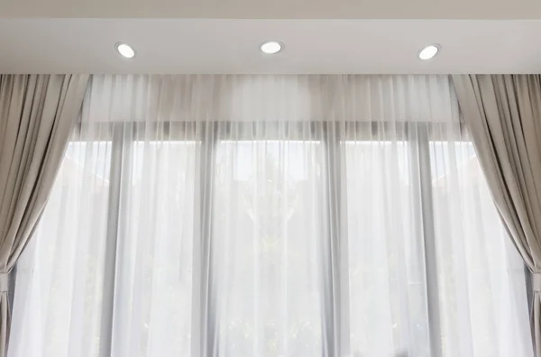 现代客厅与柔软的白色和灰色窗帘背景 — 图库照片