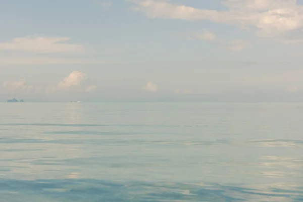 Estate paesaggio marino con isola verde e sfondo cielo blu — Foto Stock