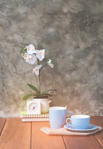 Two blue cup of coffee on wooden table with flowerbackground,ret — Stock Image Two blue cup of coffee on wooden table with flowerbackground,ret Stock Picture