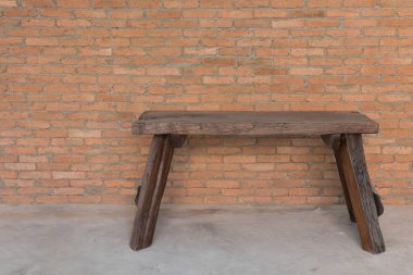 Grunge tuğla duvar arka plan üzerinde ahşap Bank