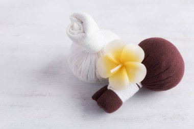 Top ve spa aromaterapi ürünleri ahşap zemin üzerine Masaj