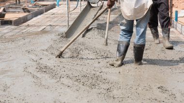 Taze yayılan inşaat işçileri için h Beton karışımı dökülür