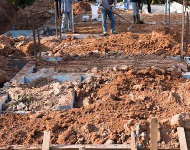 İşçi için takviye metal kalıp beton için site hazırlamak