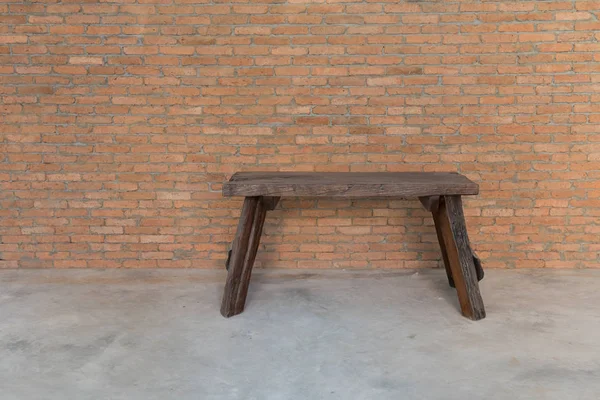 Banc en bois sur fond de mur de briques grunge — Photo