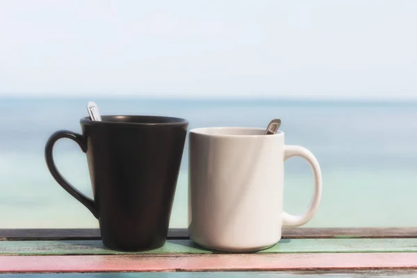 Cuple de xícaras de café na parte da manhã no terraço retro voltado para os mares — Fotografia de Stock