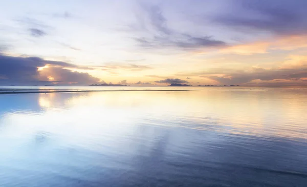 Pôr-do-sol praia dramática com fundo colorido céu — Fotografia de Stock