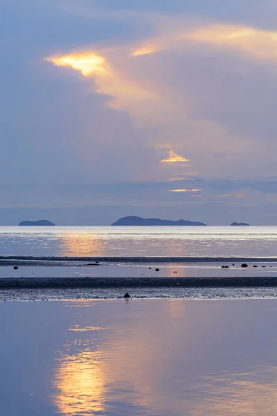 Dramática puesta de sol en la playa con fondo de cielo colorido —  Fotos de Stock