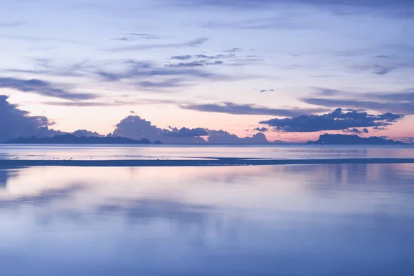 Винтажный пляж и небо в сумерках — стоковое фото