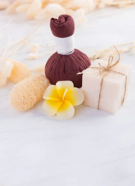 Bola de masaje y productos de aromaterapia spa sobre fondo de madera — Foto de Stock