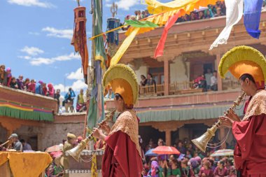 Zanskar, Ladakh, Hindistan - Temmuz 15,2015: Lamas (keşiş) gerçekleştirmek maskesi