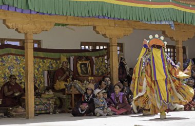 Zanskar, Ladakh, Hindistan - Temmuz 15,2015: Lamas (keşiş) gerçekleştirmek maskesi