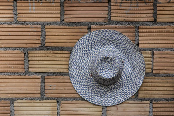 Modrý klobouk na cihlové zdi — Stock fotografie