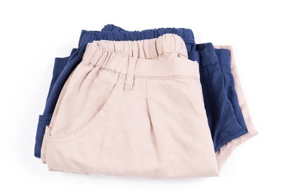 Pack de pantalones cortos marrones y azules aislados sobre fondo blanco —  Fotos de Stock