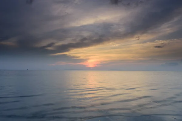 Puesta de sol en el paisaje marino — Foto de Stock