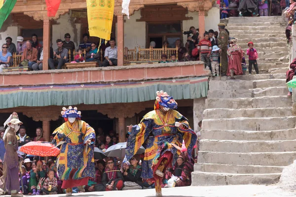 ザンスカール、ラダック (インド) 7 月 15,2015: ラマ僧 (僧侶) がマスクを実行 — ストック写真