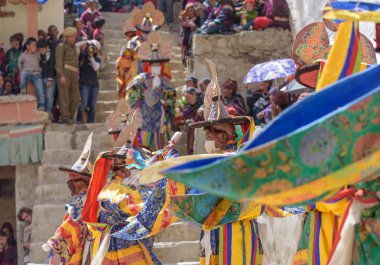 Zanskar, Ladakh, Hindistan - Temmuz 15,2015: Lamas (keşiş) gerçekleştirmek maskesi