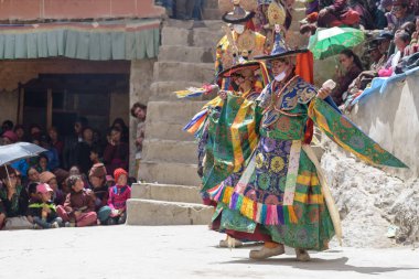 Zanskar, Ladakh, Hindistan - Temmuz 15,2015: Lamas (keşiş) gerçekleştirmek maskesi