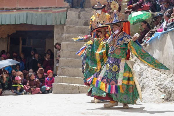 Zanskar, Ladakh, Hindistan - Temmuz 15,2015: Lamas (keşiş) gerçekleştirmek maskesi