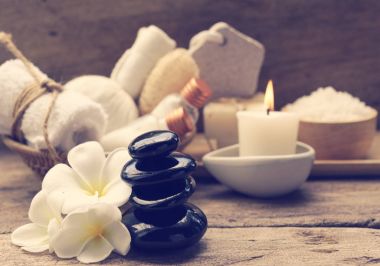 Spa ve aromaterapi ürünleri ahşap zemin, retro etkisi üzerine