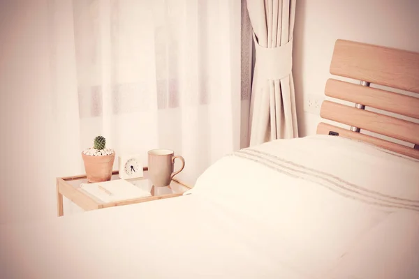 Vita kuddar och sängkläder i blå sovrum inredning i morgon ti — Stockfoto