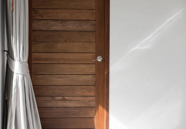 Holztür Und Beiger Vorhang Mit Weißem Wandhintergrund — Stockfoto