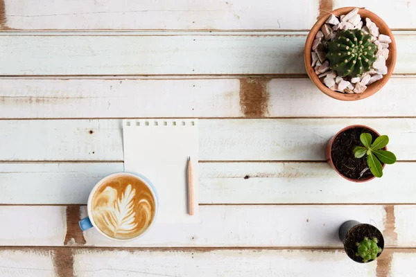 ポットとコーヒー カフェラテ アート ビンテージ ウッドの背景 平面図上のサボテンの植物とフラット横たわっていたガーデニング デスク — ストック写真