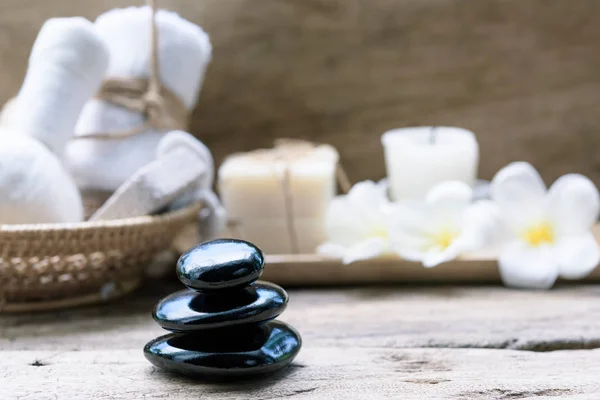 Zwarte zen stenen, schoonheid en huidverzorging producten op woode — Stockfoto