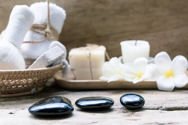 Zwarte zen stenen, schoonheid en huidverzorging producten op woode — Stockfoto
