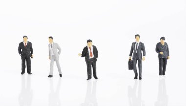 Minyatür busineaasman takım hareket izole üzerinde beyaz arka plan