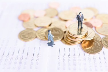 Minyatür başarılı iş adamı ayakta üstünde tepe-in altın sikke w