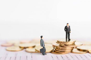 Minyatür başarılı iş adamı ayakta üstünde tepe-in altın sikke w