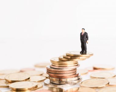 Minyatür başarılı işadamları üstüne altın mone standı