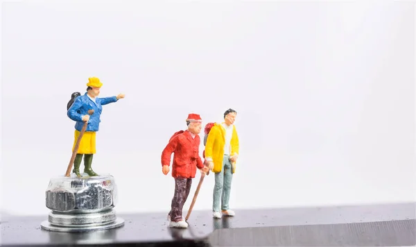 Miniatur Reisender Und Backpacker Teamwork Isoliert Auf Weißem Hintergrund Führung — Stockfoto